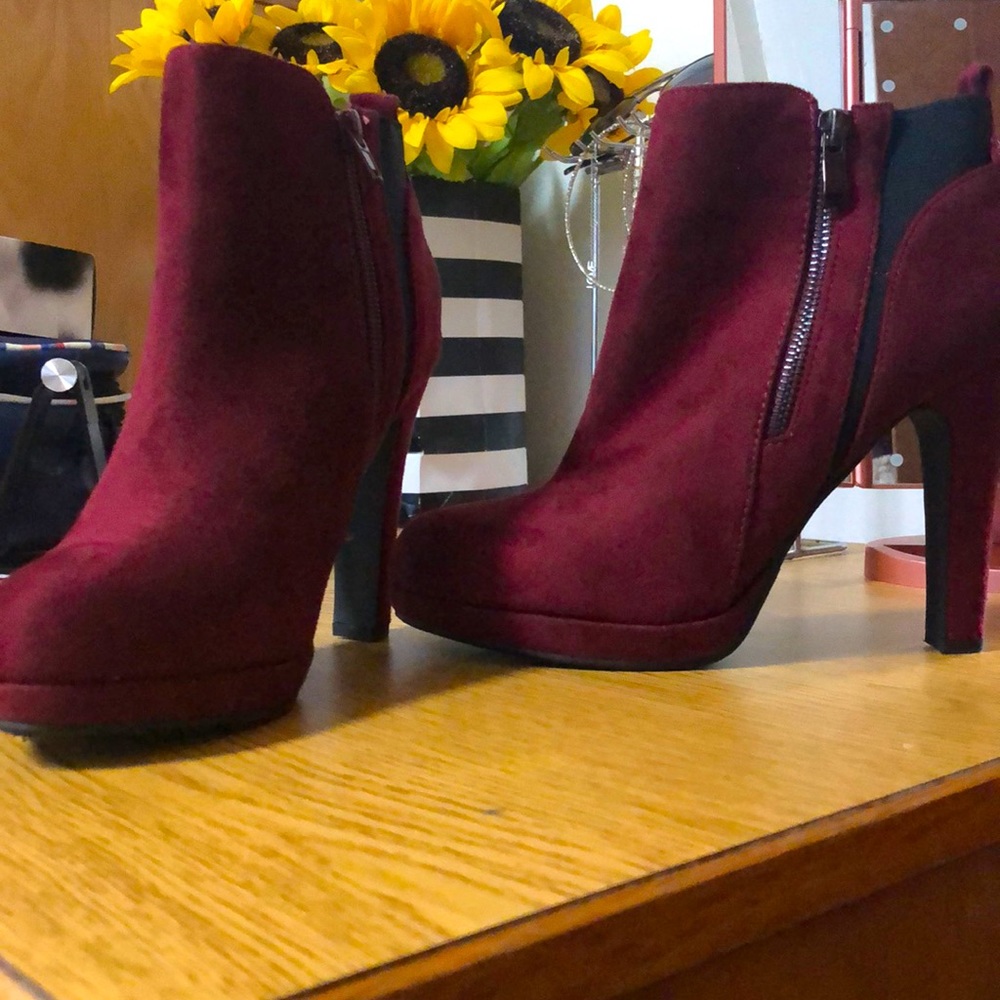 Never worn Maroon Suede mini boots!